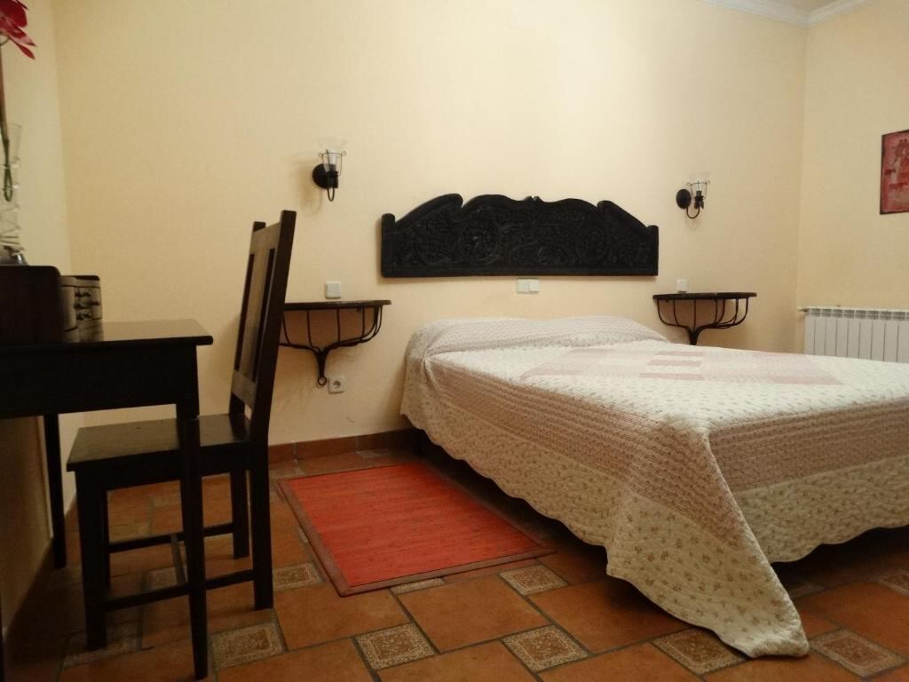 Room at Hostal EL MESON in Sigüenza 3