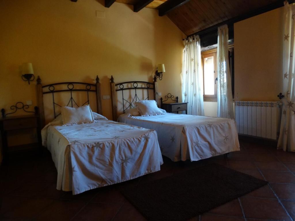 Room at Hostal EL MESON in Sigüenza 2